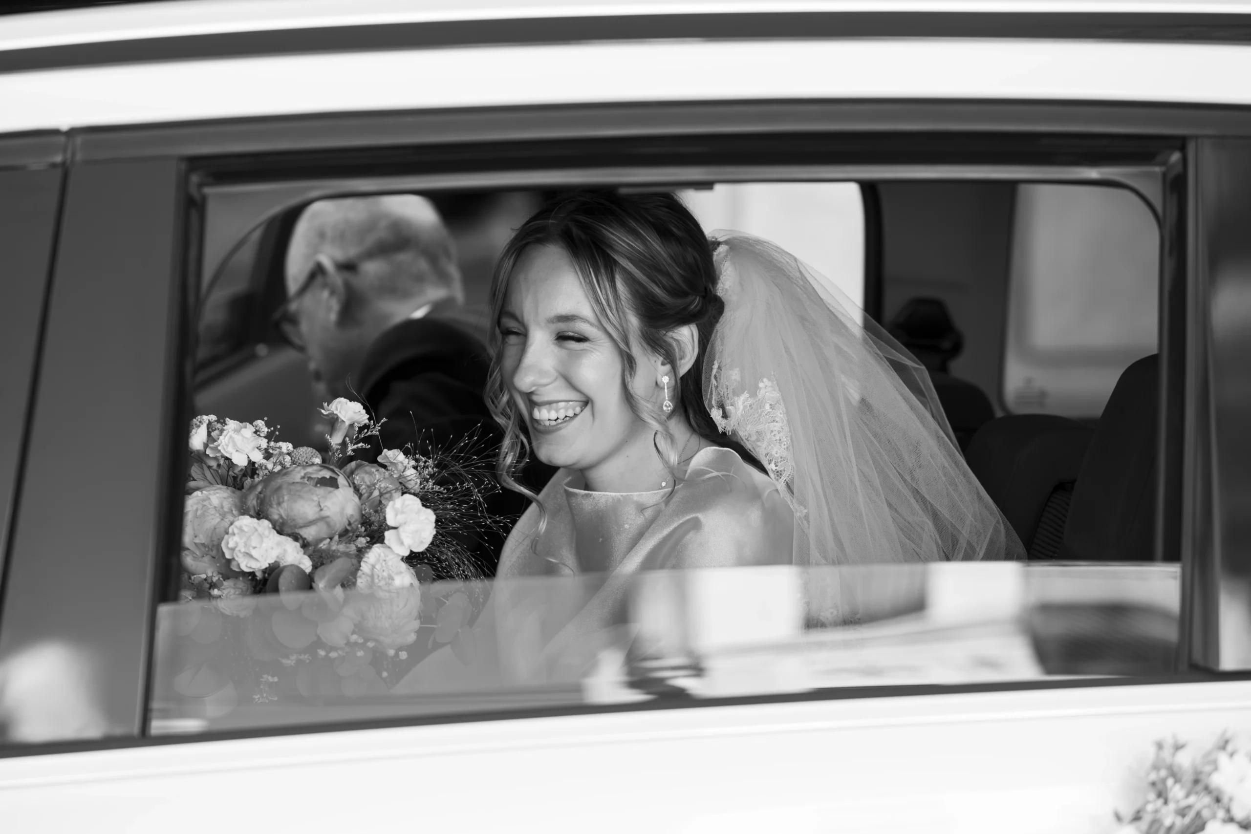 novia en el coche
