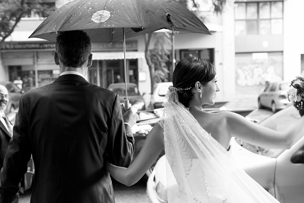 Novios bajo la lluvia